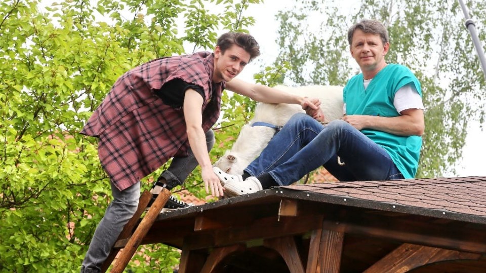 Jan Komínek a Jan Šťastný s kozou na střeše